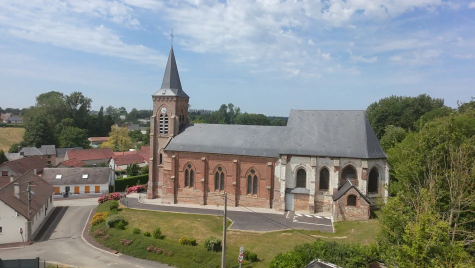 egliseNibasVueCote église de Nibas Saucourt de côté